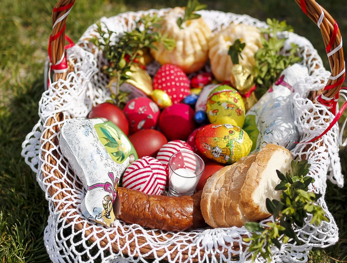 Koszyczek z potrawami na trawie czeka na poświęcenie